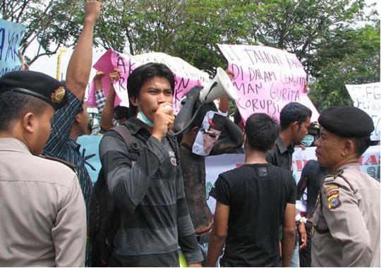 Kelompok Mahasiswa dan Pemuda Demo KKN